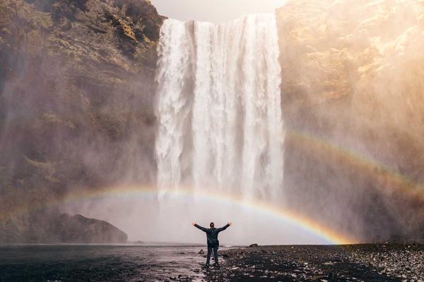 DOTA2国际邀请赛Ti现场，巨大银幕播放团战精彩瞬间，全场观众沸腾